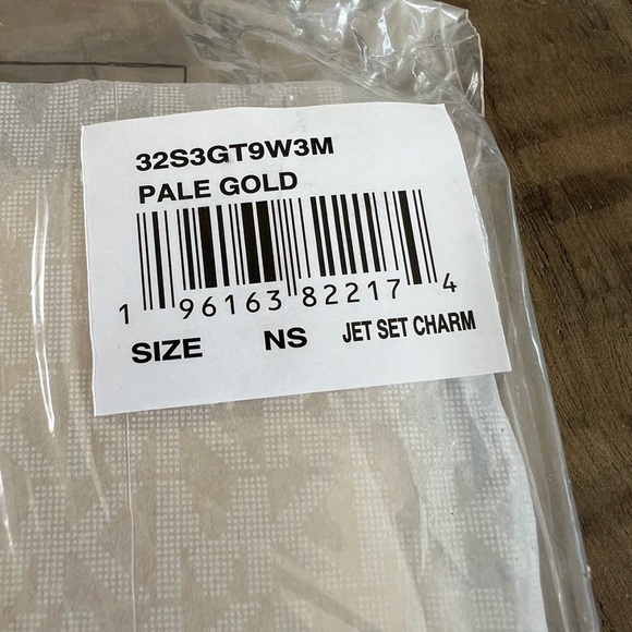 NWT Michael Kors Gold pebbled leather wristlet - Picture 6 of 6